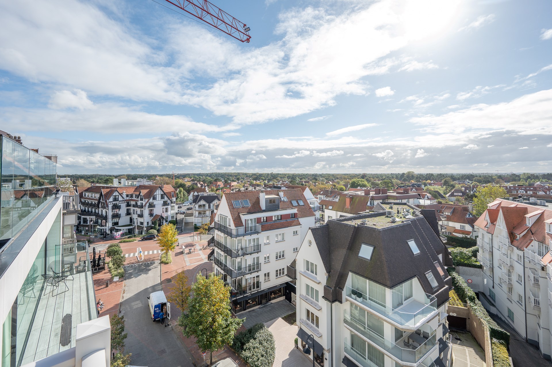 Soci&#233;t&#233; avec dans son actif&#160; un magnifique duplex-penthouse luxueux au milieu des magasins de luxe de l&#39;avenue du Littoral. 