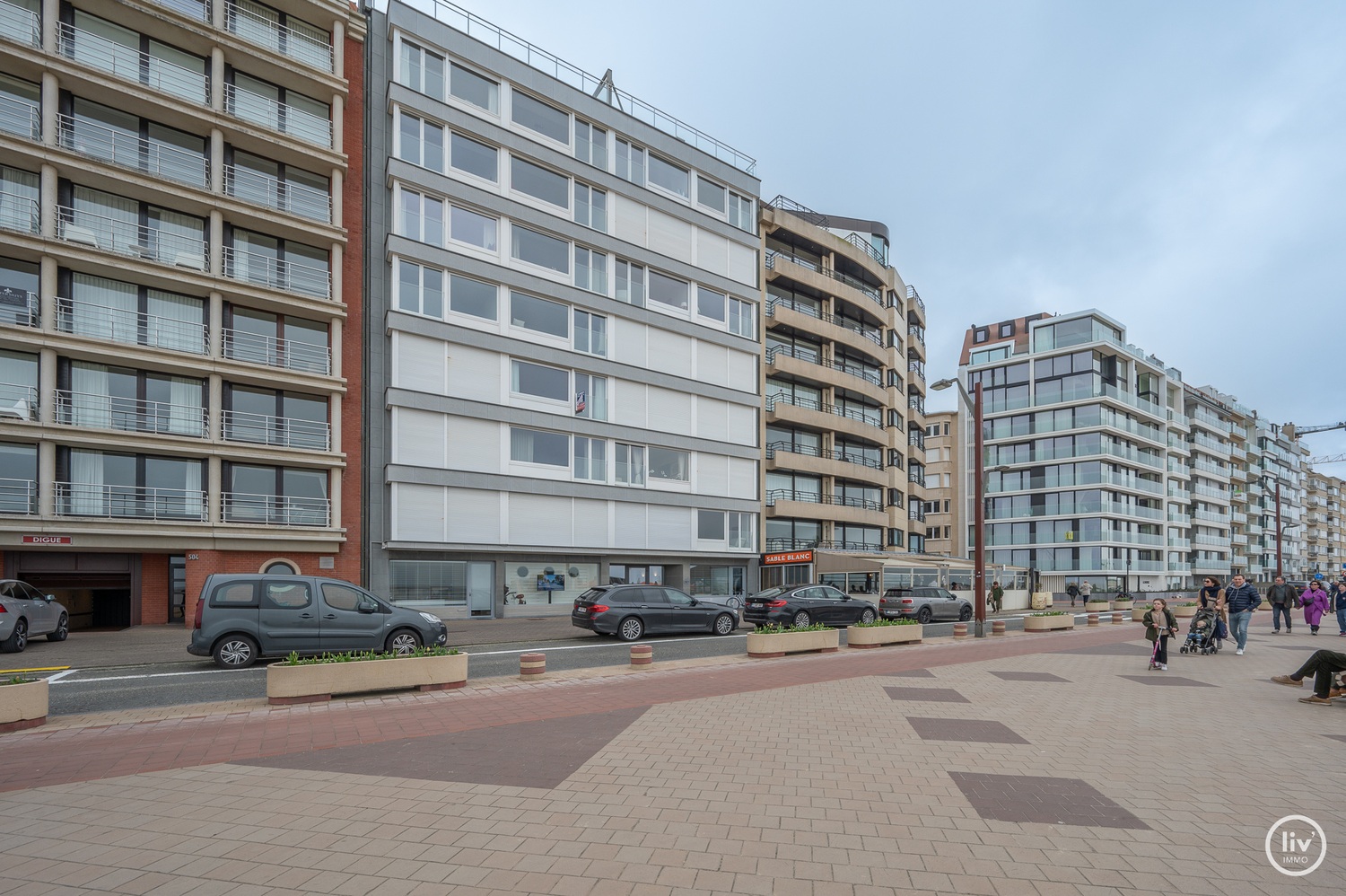 Prachtig gerenoveerd appartement met frontaal zeezicht gelegen op de Zeedijk-Albertstrand te Knokke. 