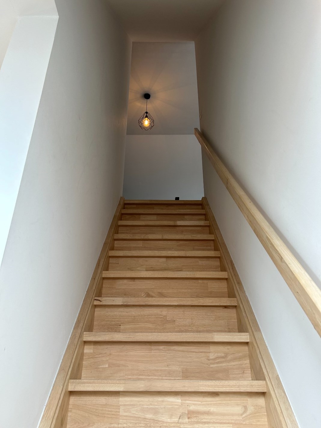Recent, instapklaar appartement (75 m&#178;) met 2 slaapkamers in vrijstaande, kleinschalige residentie + autostaanplaats 