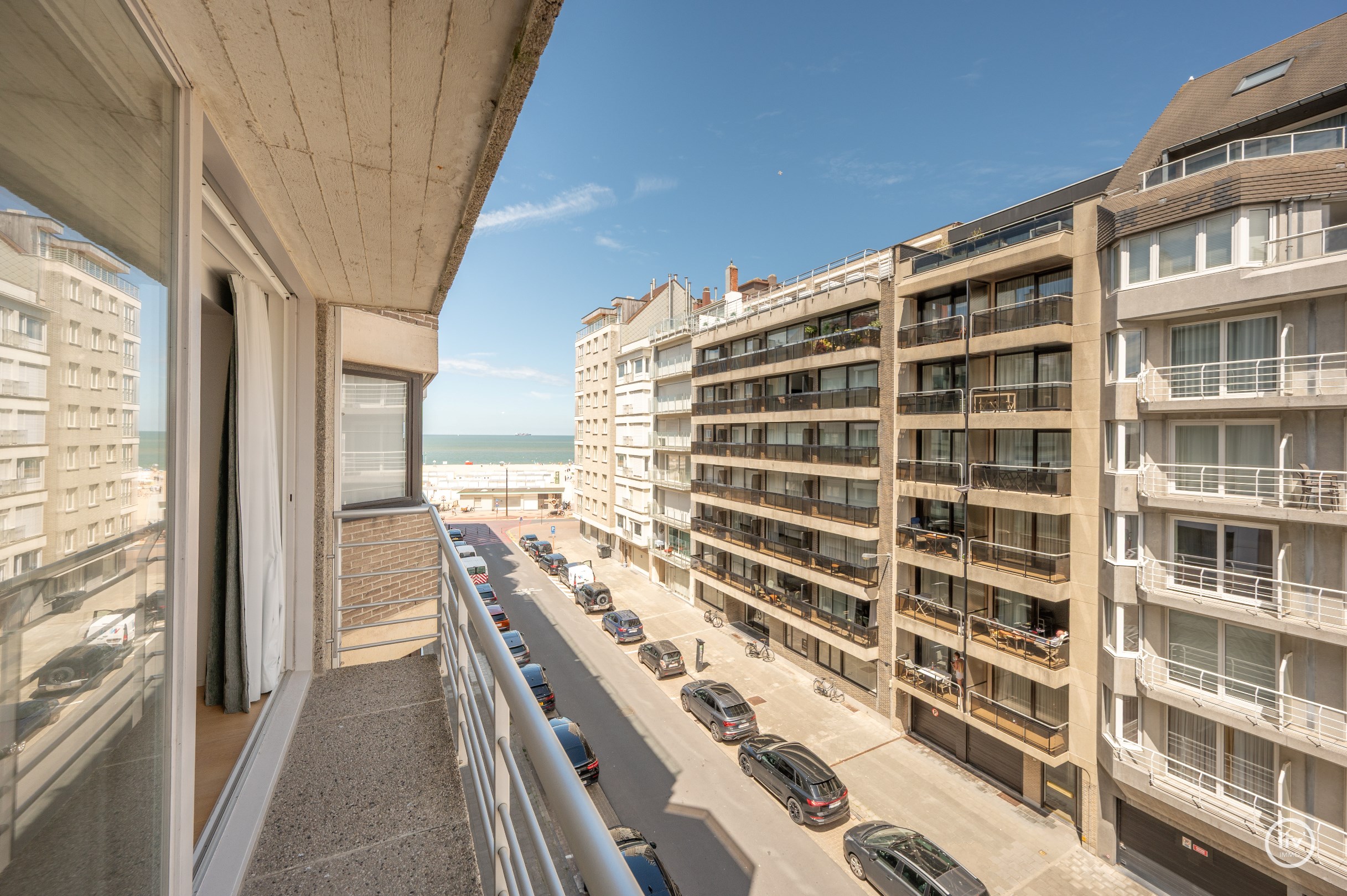 Recent vernieuwd en stijlvol afgewerkt appartement met drie slaapkamers, gelegen op een topligging met zijdelings zeezicht. 