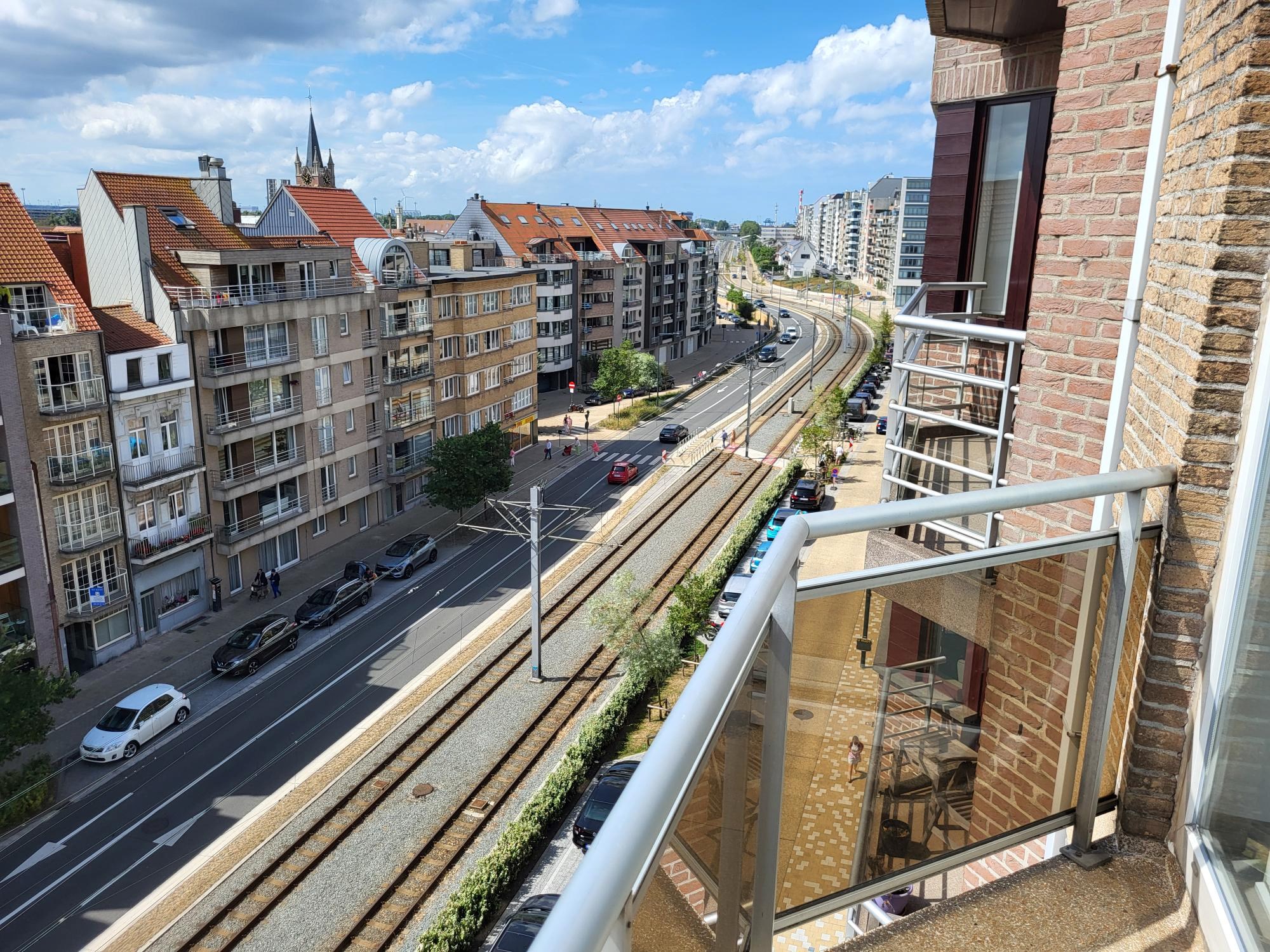Zonnig Appartement met 2 Slaapkamers vlak bij de Zeedijk te Heist. 