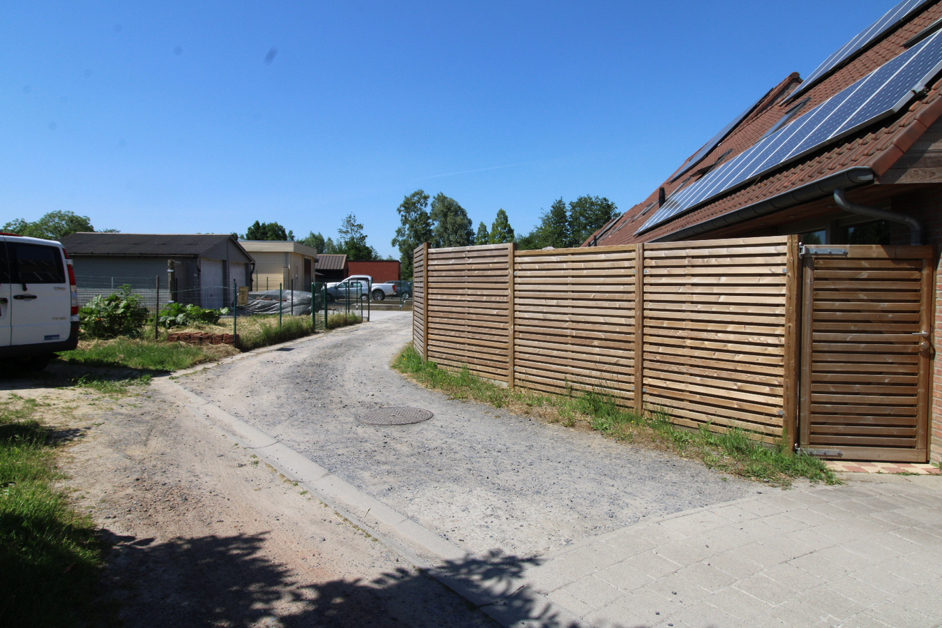 Rijwoning met 3 slaapkamers en tuin met uitweg te Roeselare 