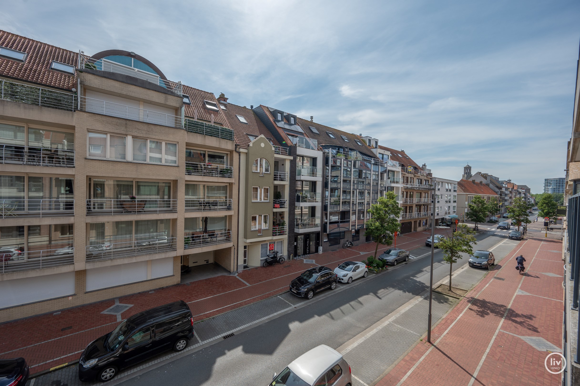 Gerenoveerd appartement met 3 slaapkamers gelegen op de Paul Parmentierlaan te Knokke vlakbij de Lippenslaan. 