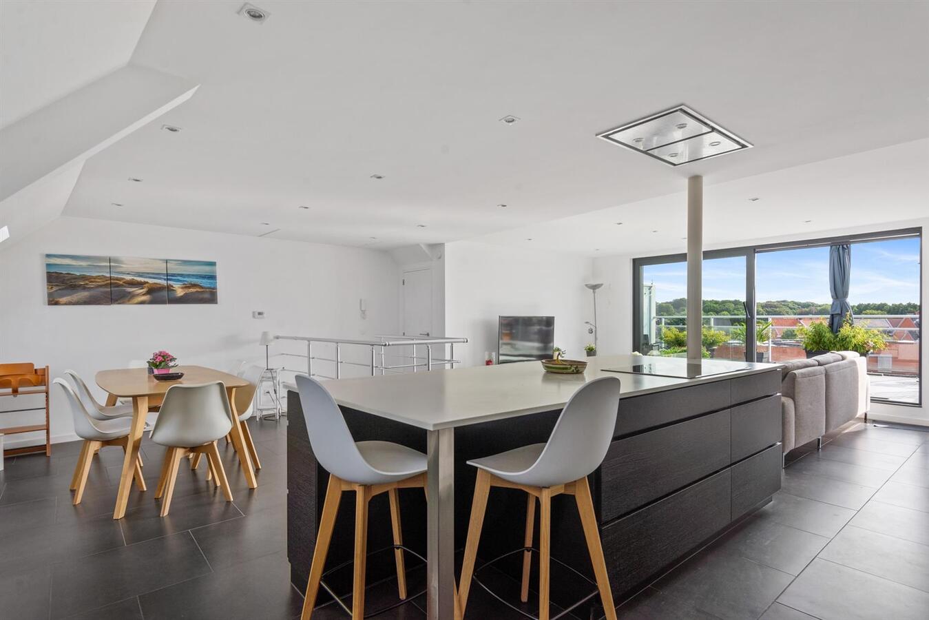 Gerenoveerd duplex appartement met ruim terras! 