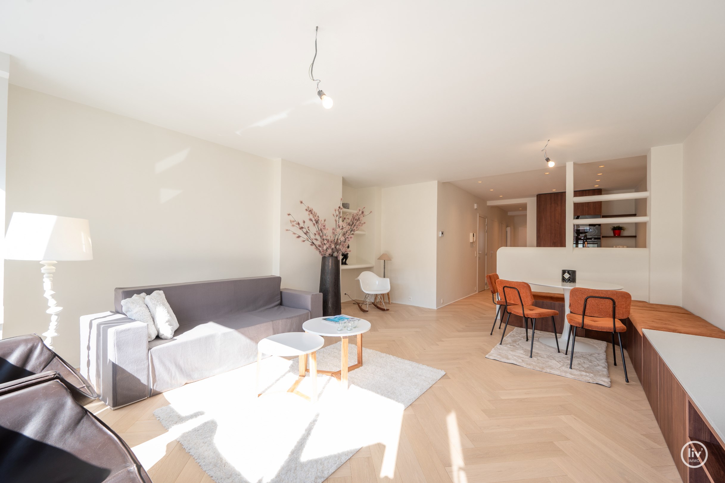 Gerenoveerd, lichtrijk appartement met 3 slaapkamers voorzien van alle luxe, gelegen op de Lippenslaan te Knokke. 