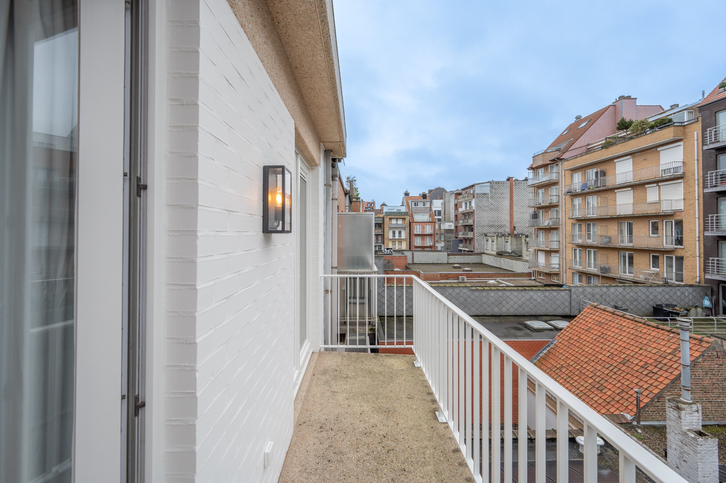 Prachtig gerenoveerd appartement gelegen in de Piers de raveschootlaan met een prachtig open zicht over de villas. Kleinschallig gebouw. 