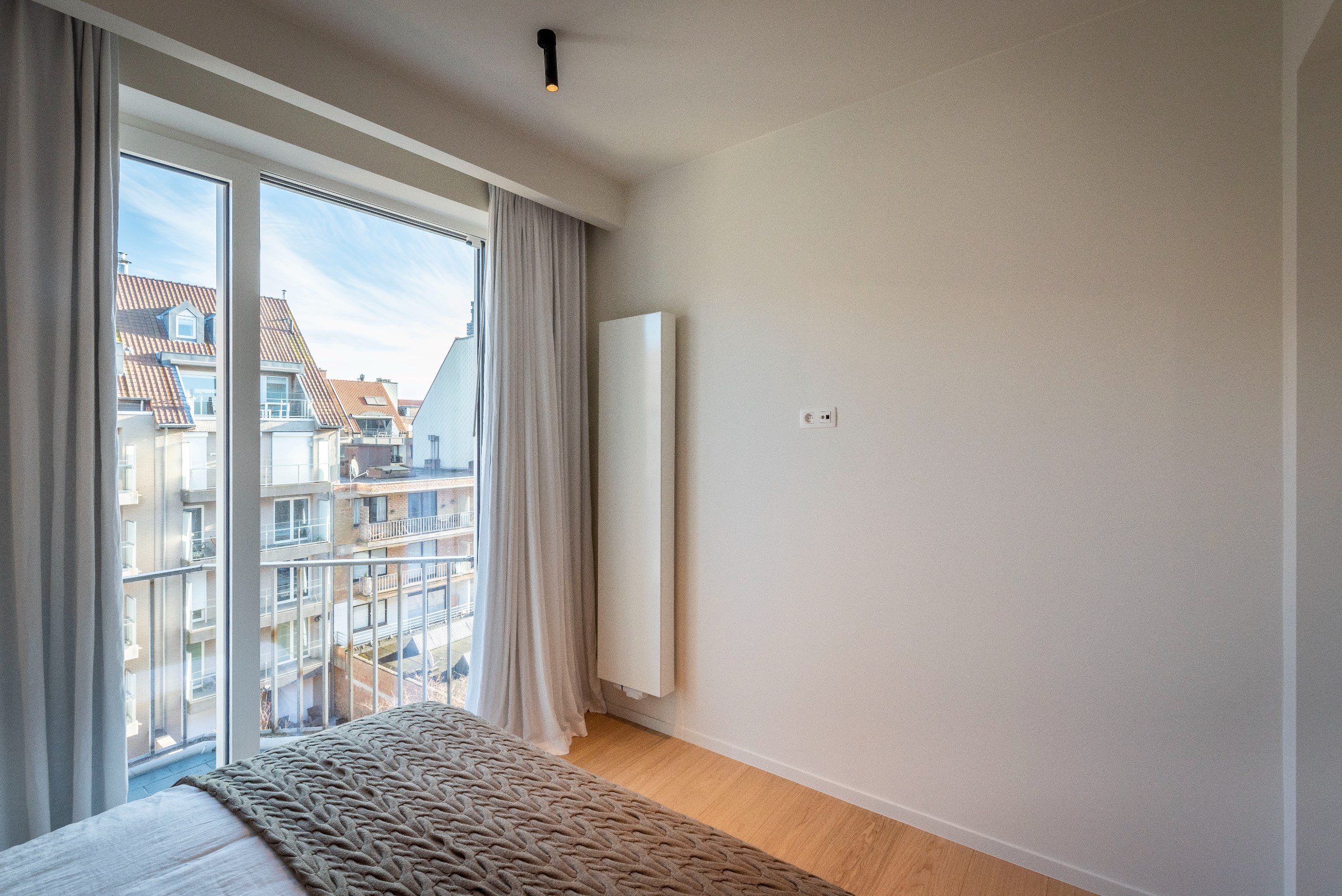 Prachtig gerenoveerd appartement met 2 slaapkamers en  open zicht over de Koningslaan te Knokke 