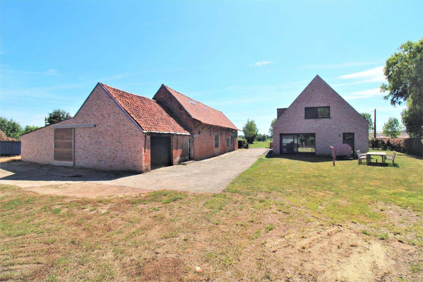 Recente woning met stalgebouw, grote schuur, buitenpiste en weilanden op ca. 1,23ha te Waasmunster (Oost-Vlaanderen) 