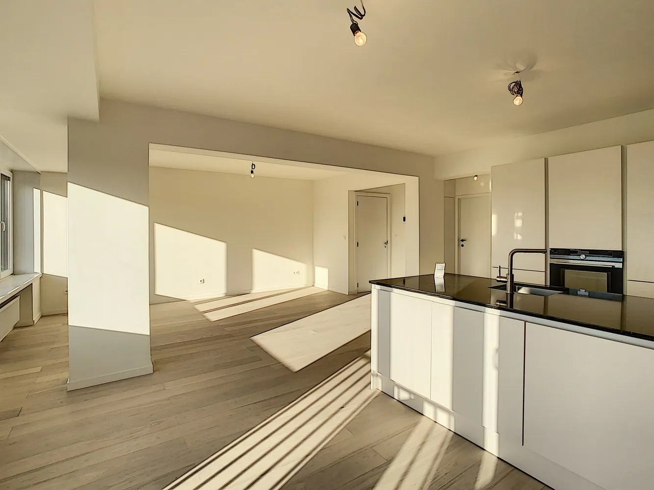 Luxueus gerenoveerd appartement met ruim terras, op wandelafstand van het Gemeenteplein te Knokke. 