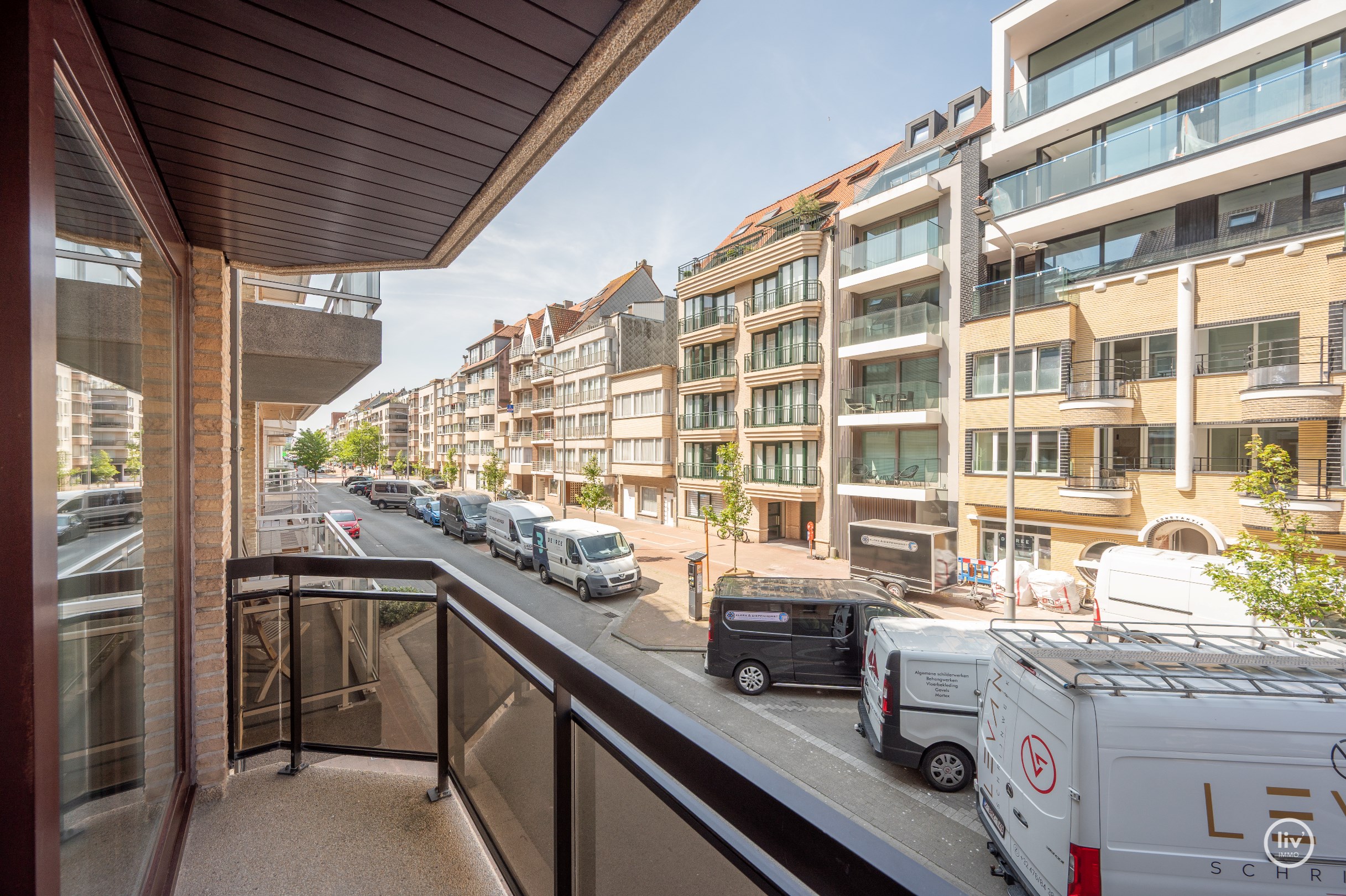 Gezellig gerenoveerd 3 slaapkamerappartement centraal gelegen op de P.Parmentierlaan te Knokke met ruim terras. 