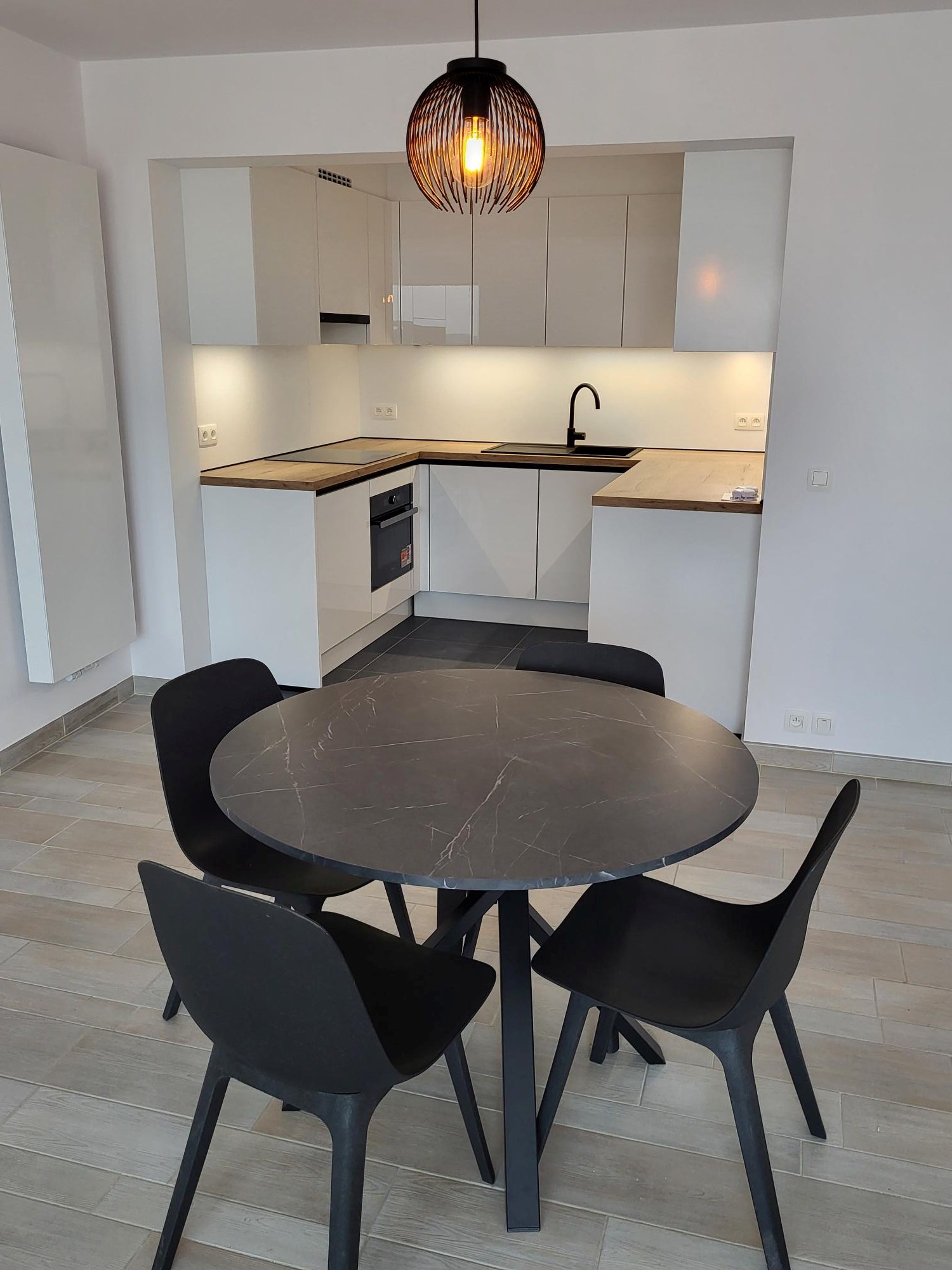 Zonnig Appartement met 2 Slaapkamers vlak bij de Zeedijk te Heist. 