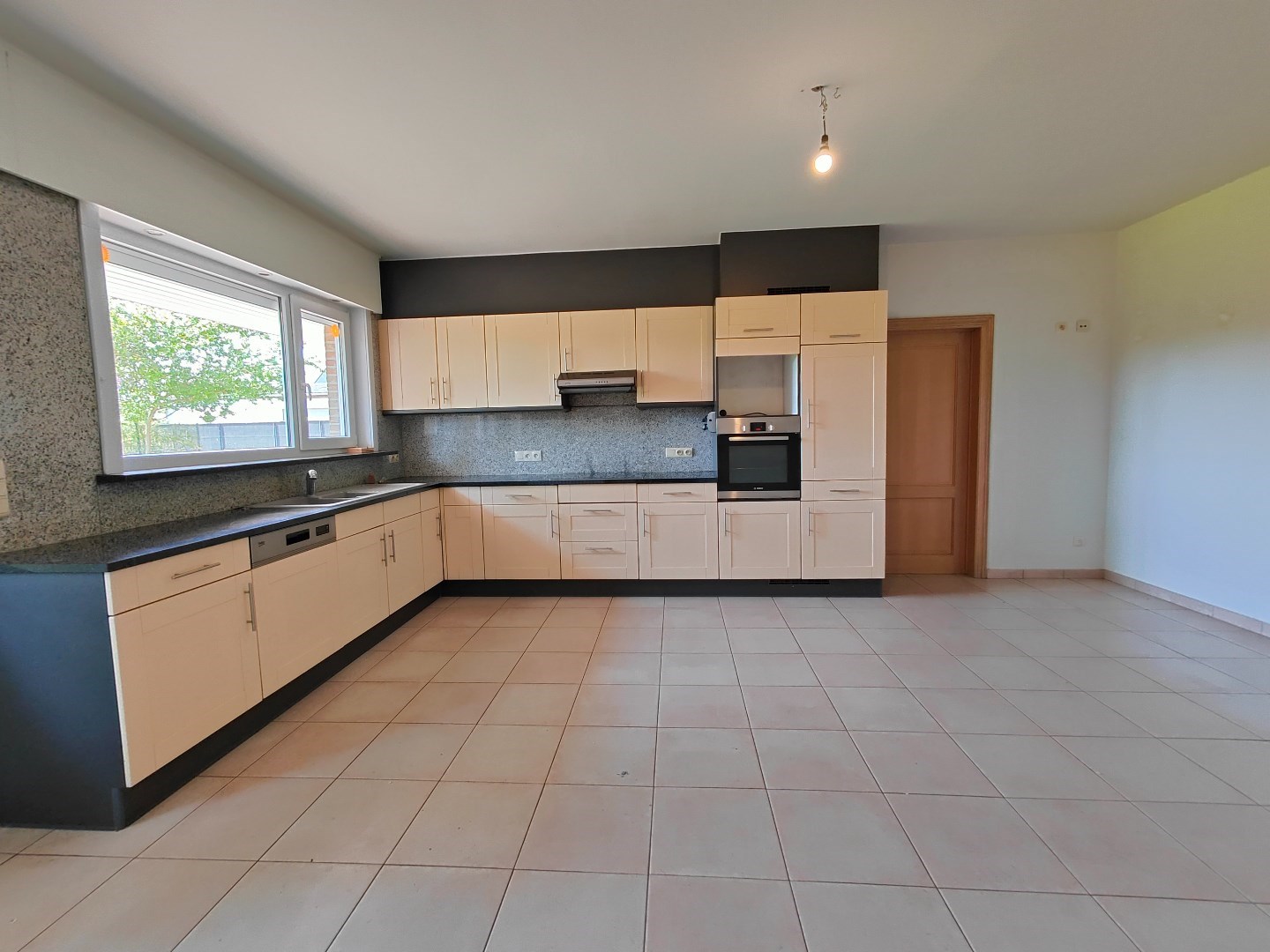Ruime villa met loods op 1.689 m&#178; – zuidgerichte tuin en tal van mogelijkheden 