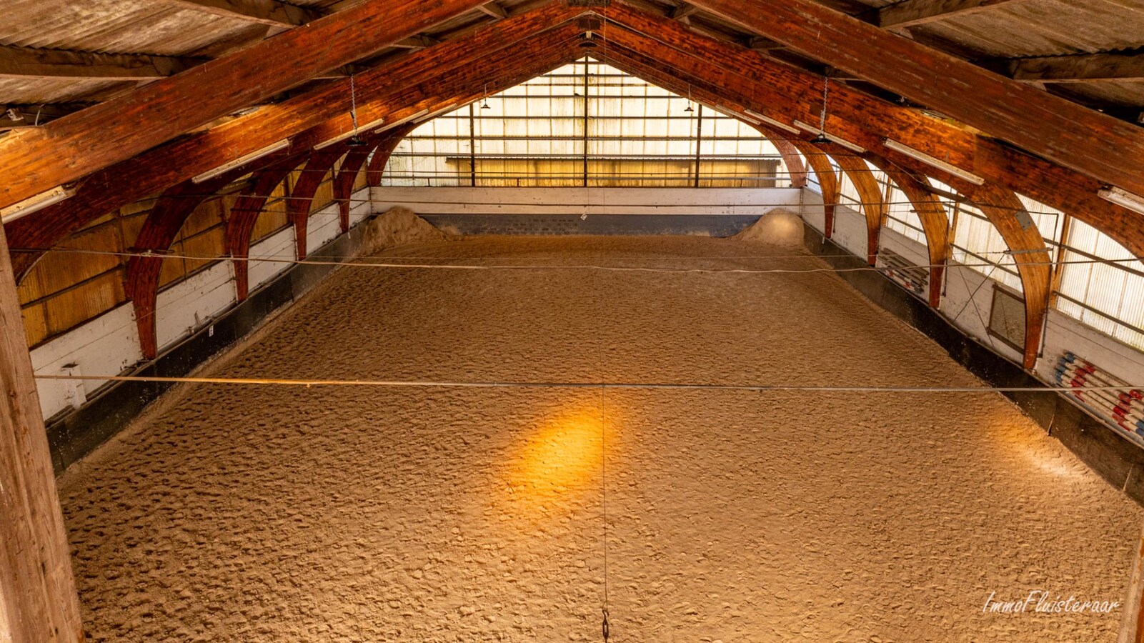 Magnifique complexe &#233;questre avec maison d&#39;entreprise, environ 33 &#233;curies et une piste int&#233;rieure sur plus de 5,6 hectares &#224; Bever (Brabant flamand). 