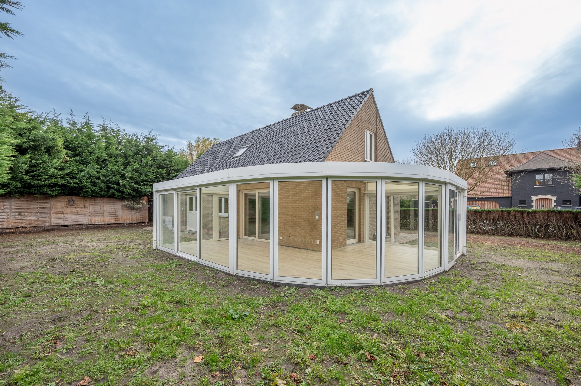 Maison individuelle spacieuse avec deux chambres, une salle de bains et un double garage int&#233;gr&#233; situ&#233;e dans la rue de l&#39;Aster &#224; Knokke. 