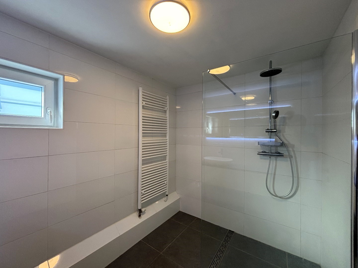 Instapklare duplex met 3 slpk. &amp; ruim terras (100 m&#178;) in hartje Neerpelt 