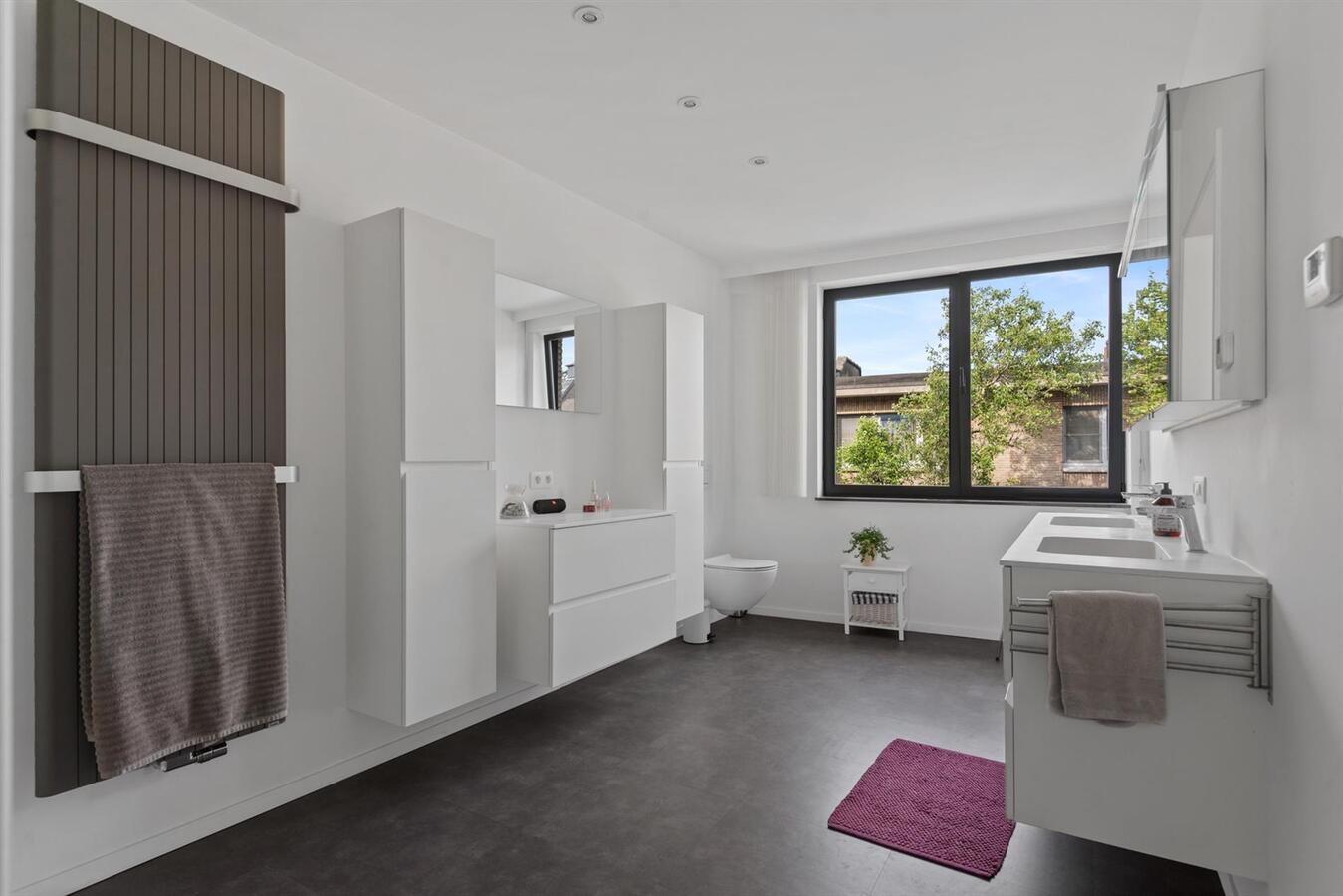 Gerenoveerd duplex appartement met ruim terras! 