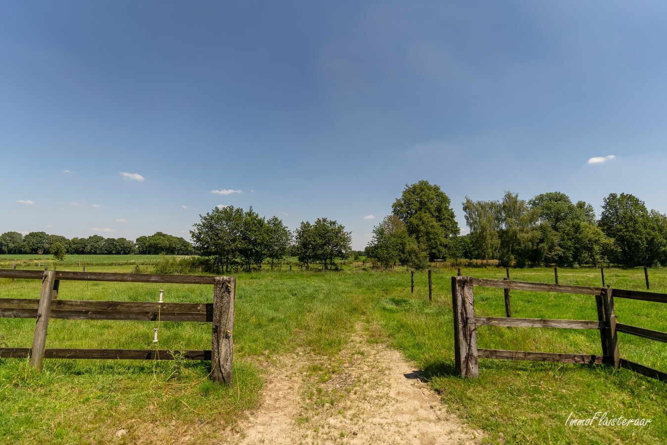 Charmante maison avec des &#233;curies pour chevaux sur environ .. are &#224; Peer. 