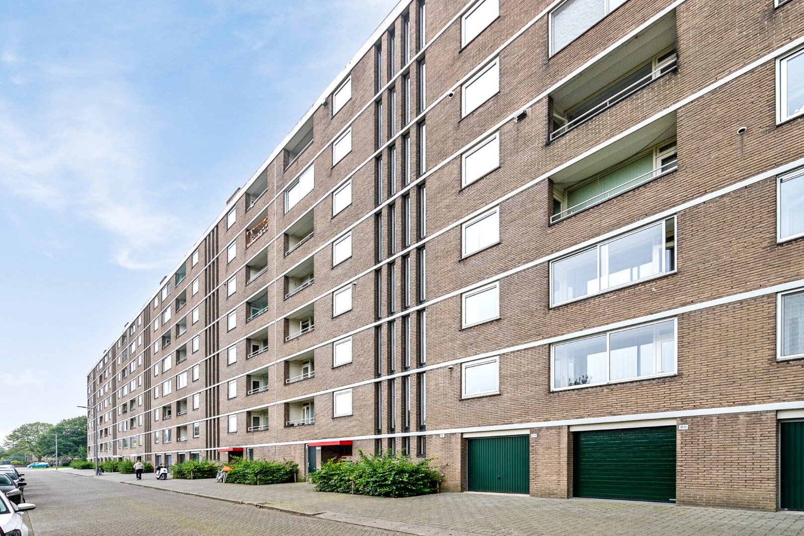 Kopers opgelet! In het Lage Land bieden wij dit ruime 4-kamer appartement gelegen op de 7e verdieping met 3 slaapkamers, 2 balkons, berging in de onderbouw en gelegen op eigen grond te koop aan! 