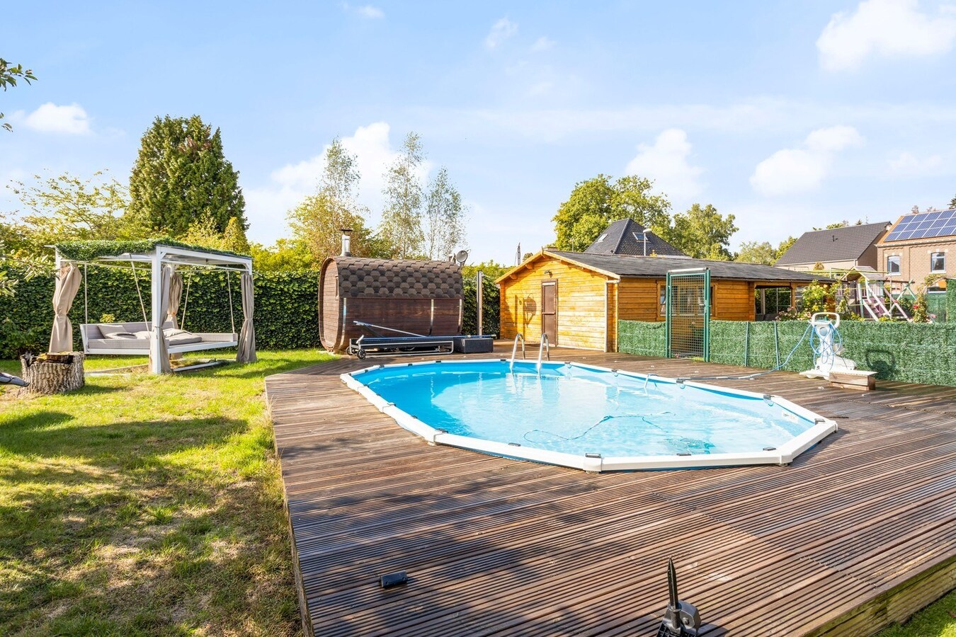 Karaktervolle, volledig gerenoveerde gezinswoning met 4 slaapkamers en verwarmd zwembad in Rekem 