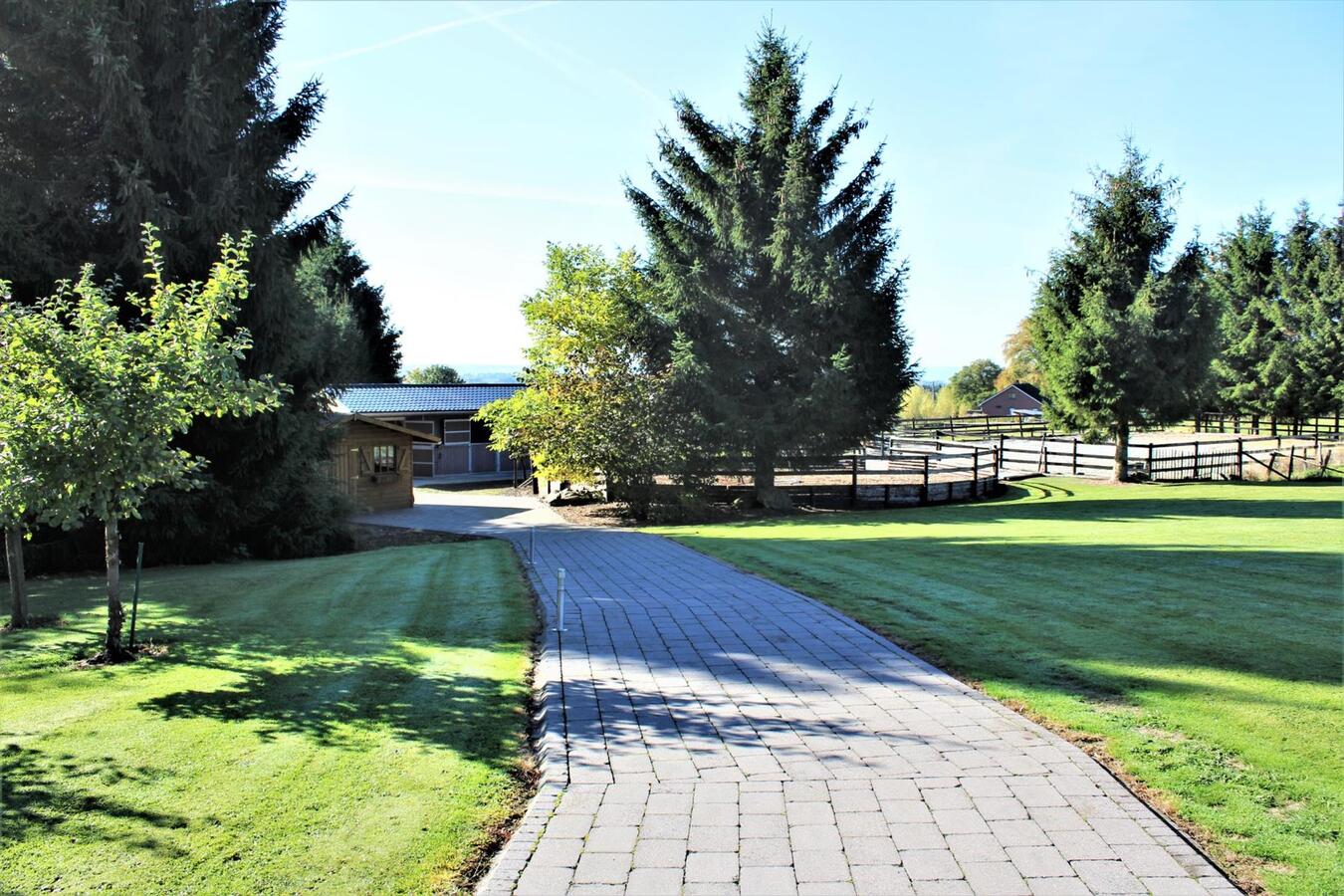 Charmante en rustig gelegen villa met stallen, buitenpiste en weides op ca. 1.9ha te Malmedy (Luik) 