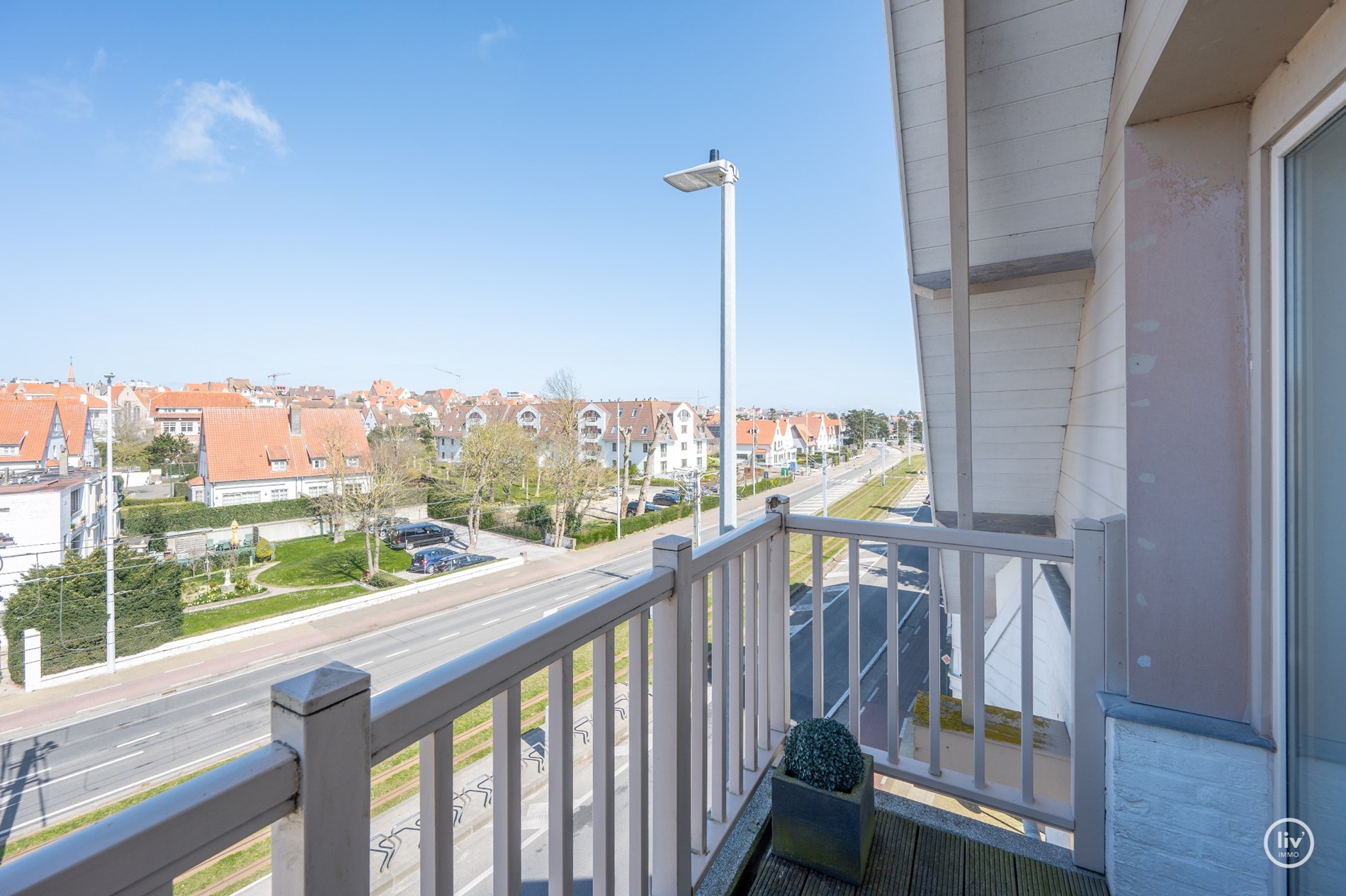 Volledig instapklaar 3-kamer appartement op wandelafstand van de Zeedijk-Duinbergen met mogelijkheid tot aankoop van een inpandige garagebox! 