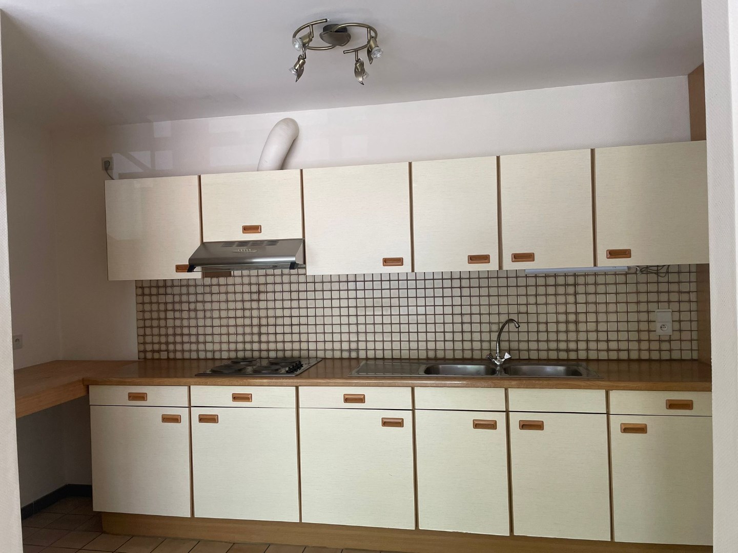 Goed onderhouden, ruim appartement met v&#233;&#233;l lichtinval gelegen te Tessenderlo! 