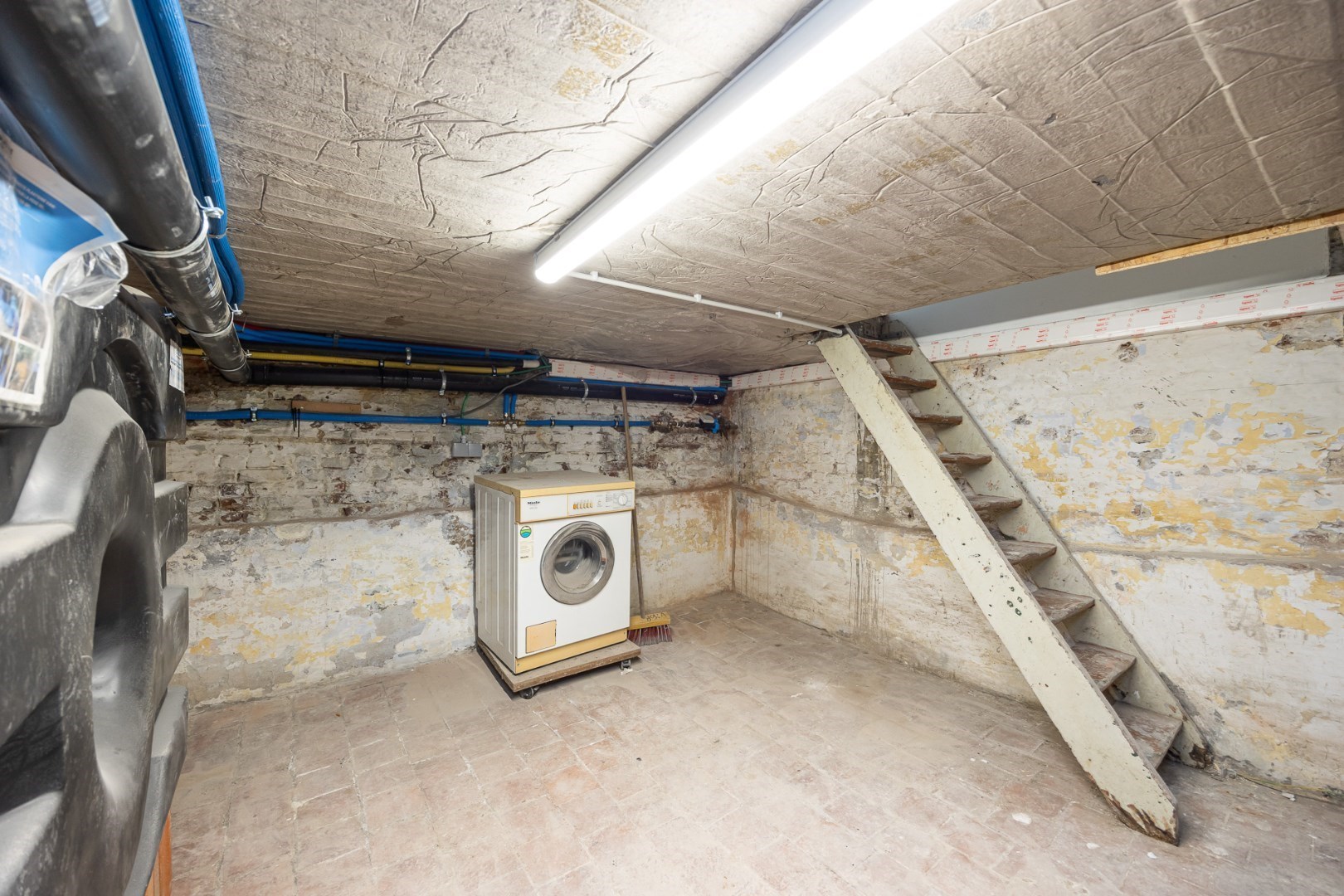 Gerenoveerde rijwoning met 3 slaapkamers 