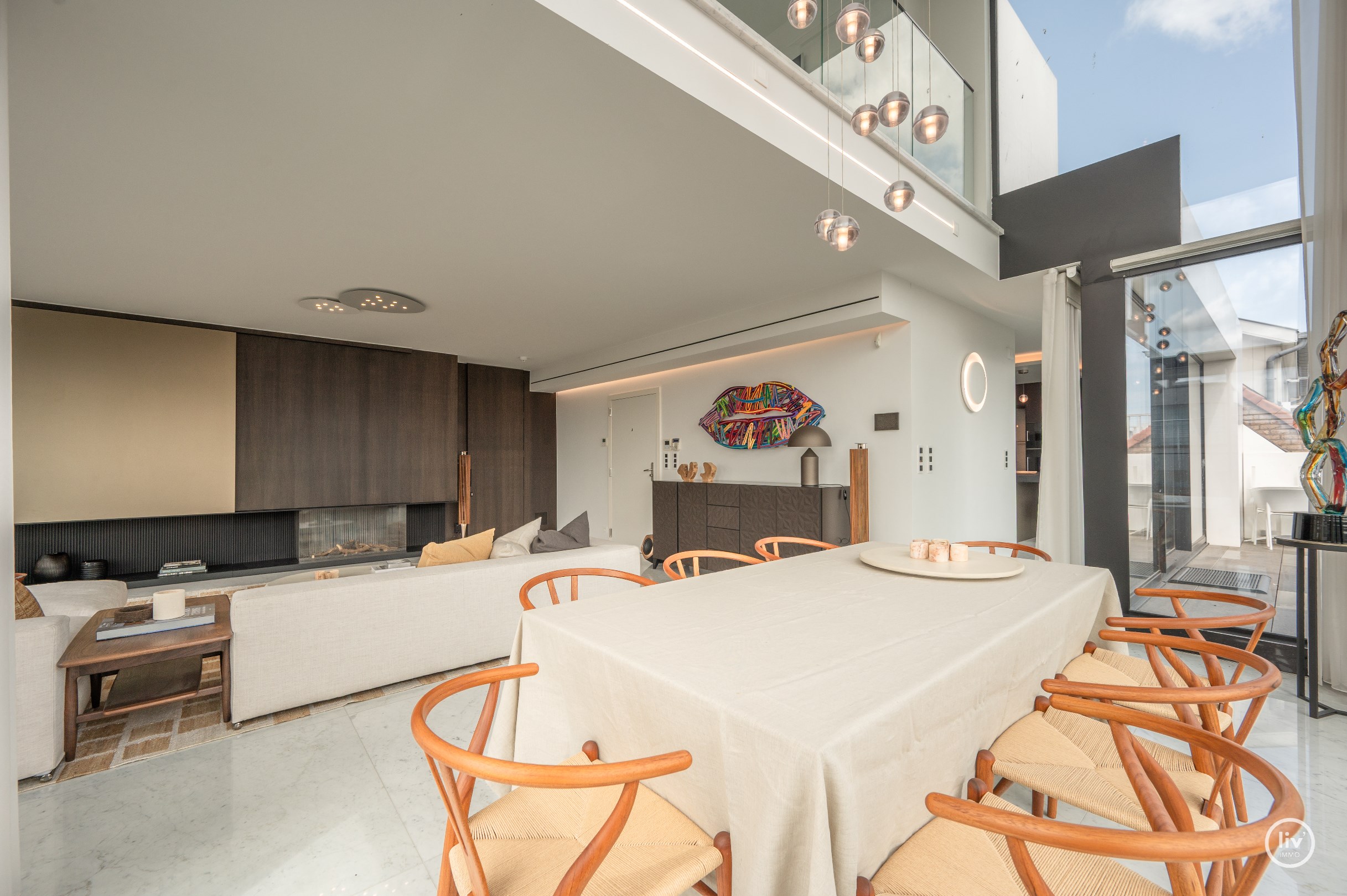 Buitengewone hoekduplex ( 274m&#178;) gelegen vlakbij Zeedijk en het Rubensplein. Ruime garage te koop op de gelijkvloerse verdieping in het gebouw. 