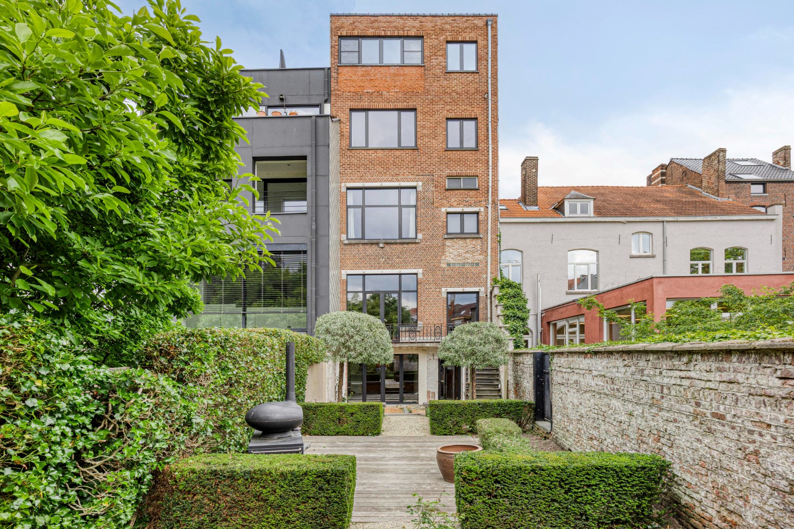 Prachtig herenhuis op de Tiensevest met mogelijkheid tot praktijkruimte - bewoonbare opp. 555 m&#178; 