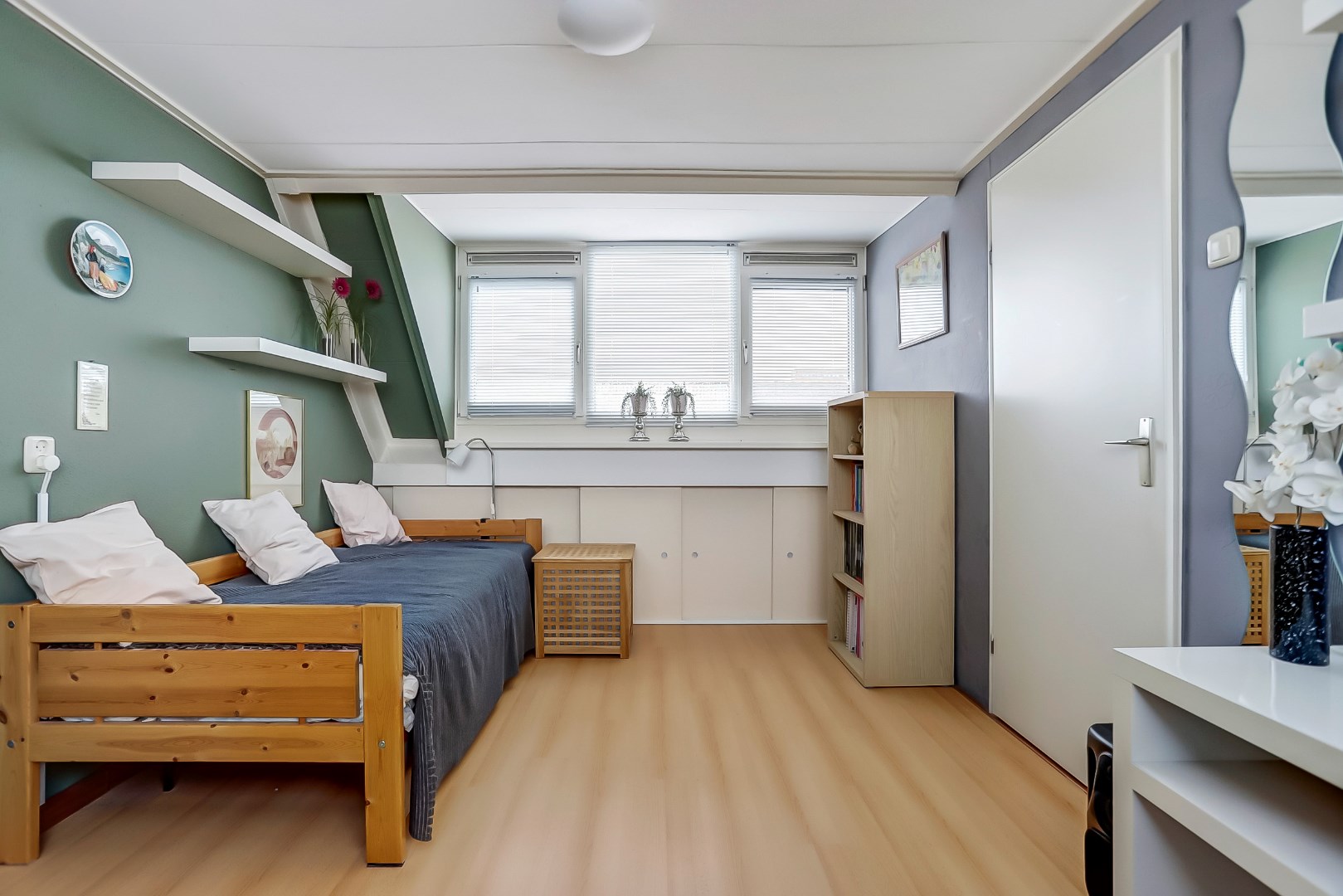 Dit fijne en energiezuinige (A-label) familiehuis met moderne keuken, 4 slaapkamers, 3 dakkapellen en riante achtertuin is direct te betrekken! 