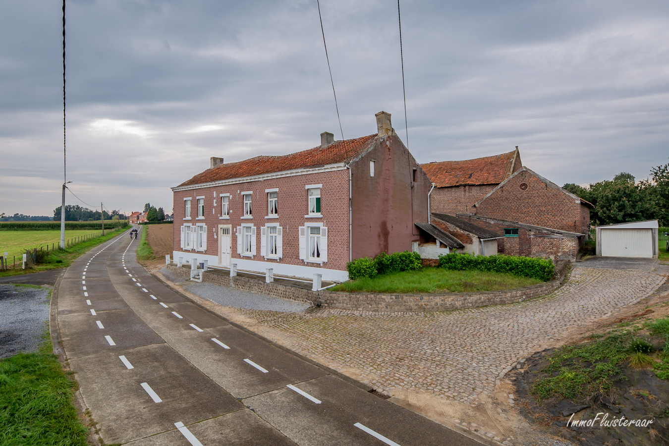 Te renoveren historische vierkantshoeve met woning, stallen, schuur en grond op ca. 30a te Tienen (Hakendover; Vlaams-Brabant) 