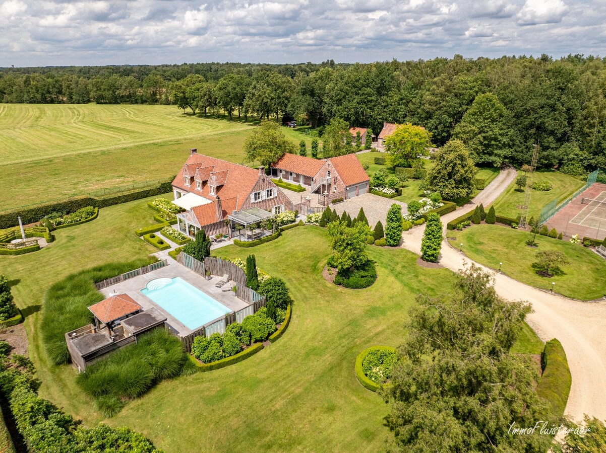 Exclusive country house with stables, swimming pool, and tennis court on an estate of approximately 9 hectares in Retie. 