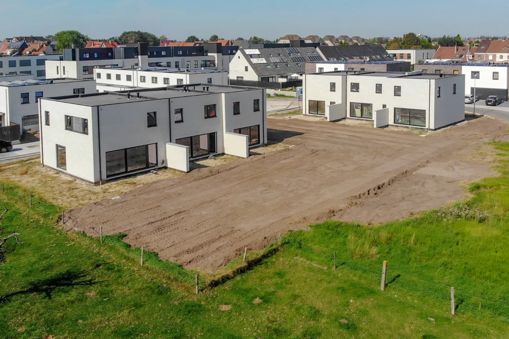 Halfopen woning met 3 slaapkamers, zongerichte tuin en carport