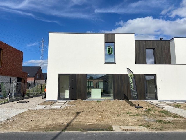 Nieuwbouw halfopen woning op een goeie ligging in gloednieuwe verkaveling! 