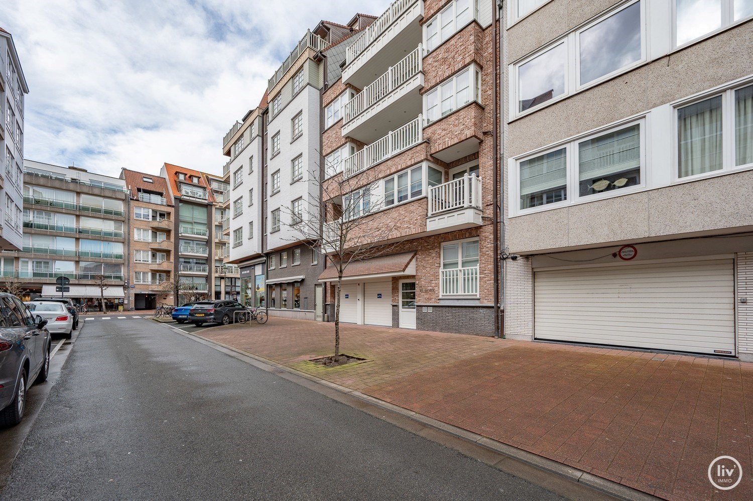 Emplacement de parking central avec ascenseur pour voiture pr&#232;s de l&#39;avenue Dumortier. 