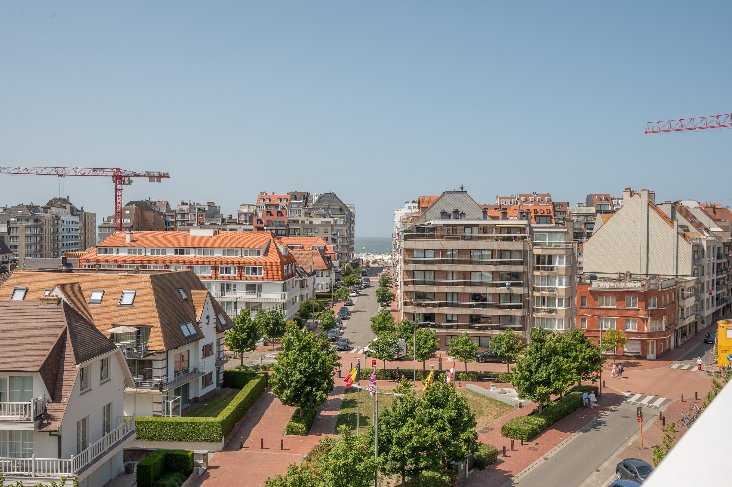 Prachtig instapklaar duplex-appartement met zonnige terrassen genietend van een open zicht en tevens zeezicht (Mogelijkheid tot aankoop van een inpandige garagebox). 
