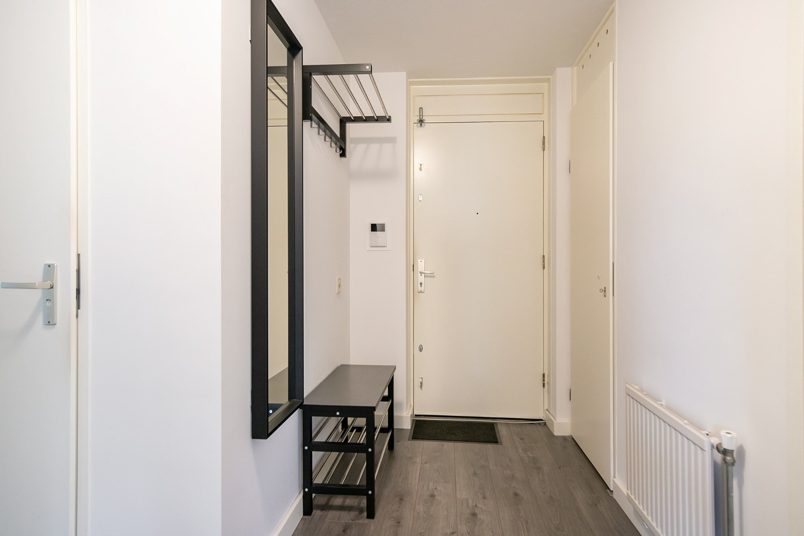 Staan de verhuisdozen al klaar? Want u kunt dit heerlijke 3-kamer appartement met ruim balkon zonder klussen betrekken! 
