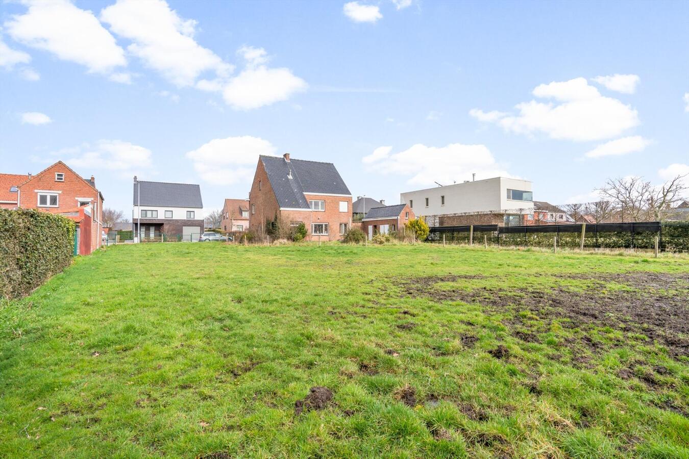 Rustige gelegen open bebouwing met bouwgrond op 1780 m&#178; te Koekelare 