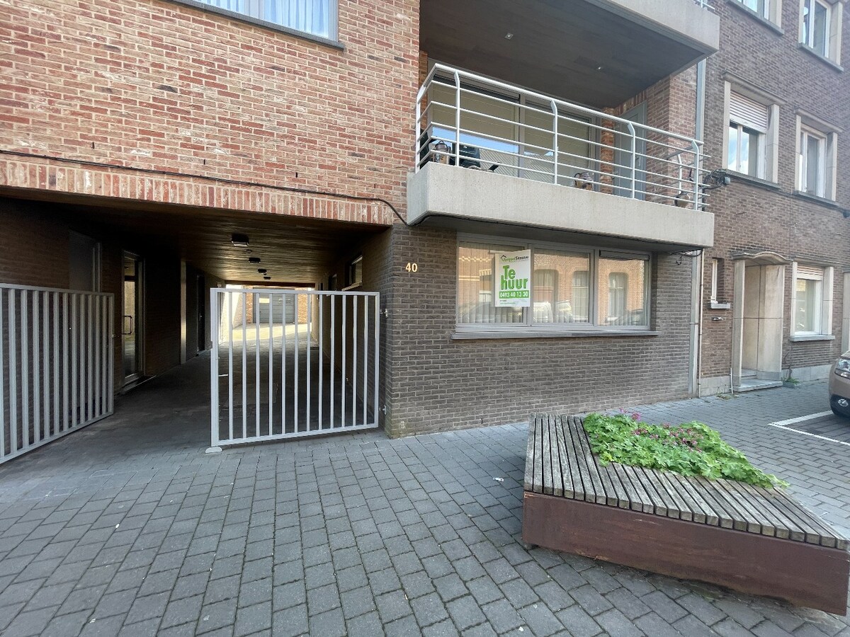 Gelijkvloers nieuwbouwappartement met 2 slaapkamers, garage en terras te centrum Roeselare 