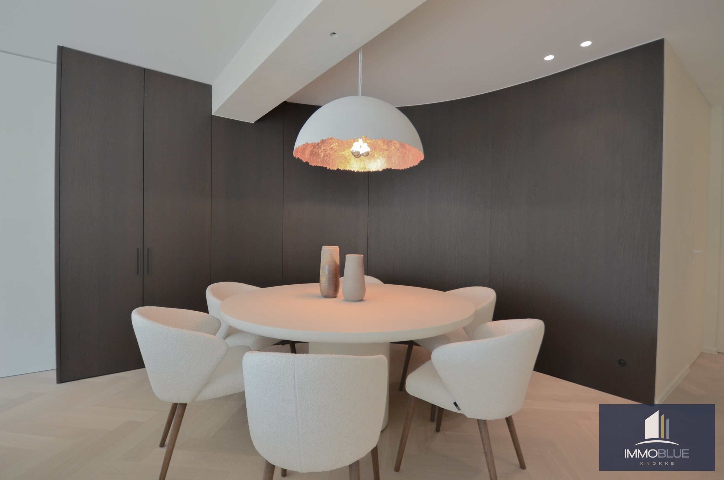 Uitzonderlijk ,tijdloos volledig gerenoveerd appartement met een open zicht . 