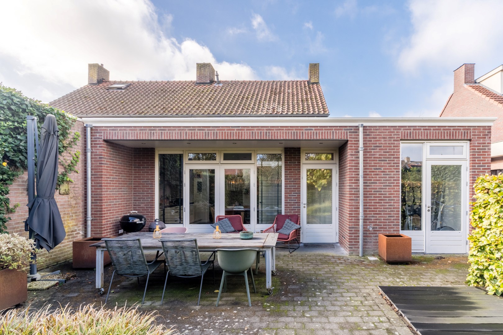 Smaakvol gemoderniseerde en uitgebouwde tweekapper met inpandige garage en diepe tuin. Energielabel C. 