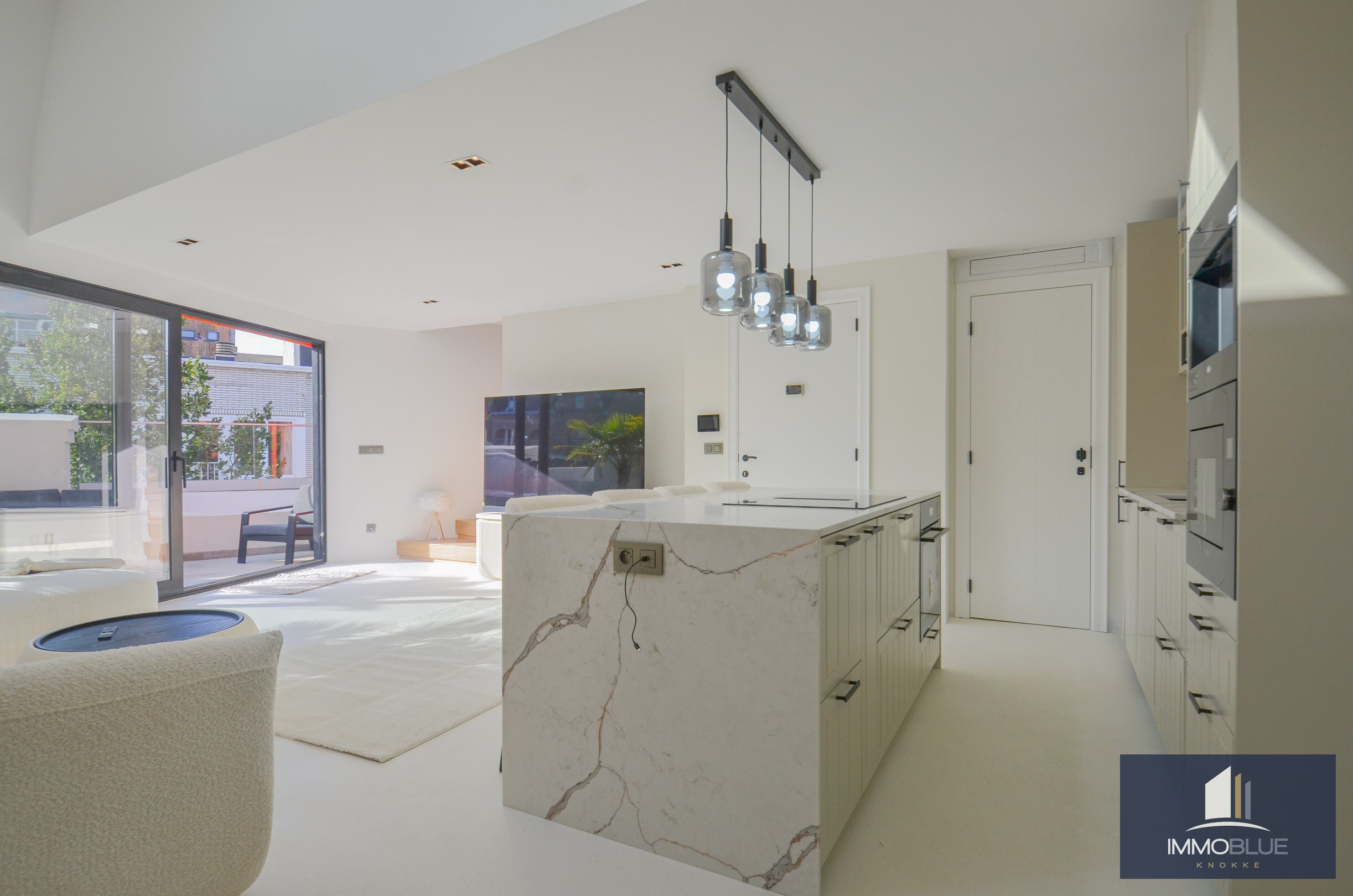 EXCLUSIEF : Duplexappartement met ruim terras gelegen in een kleinschalige nieuwbouwresidentie in Art Deco-stijl. 