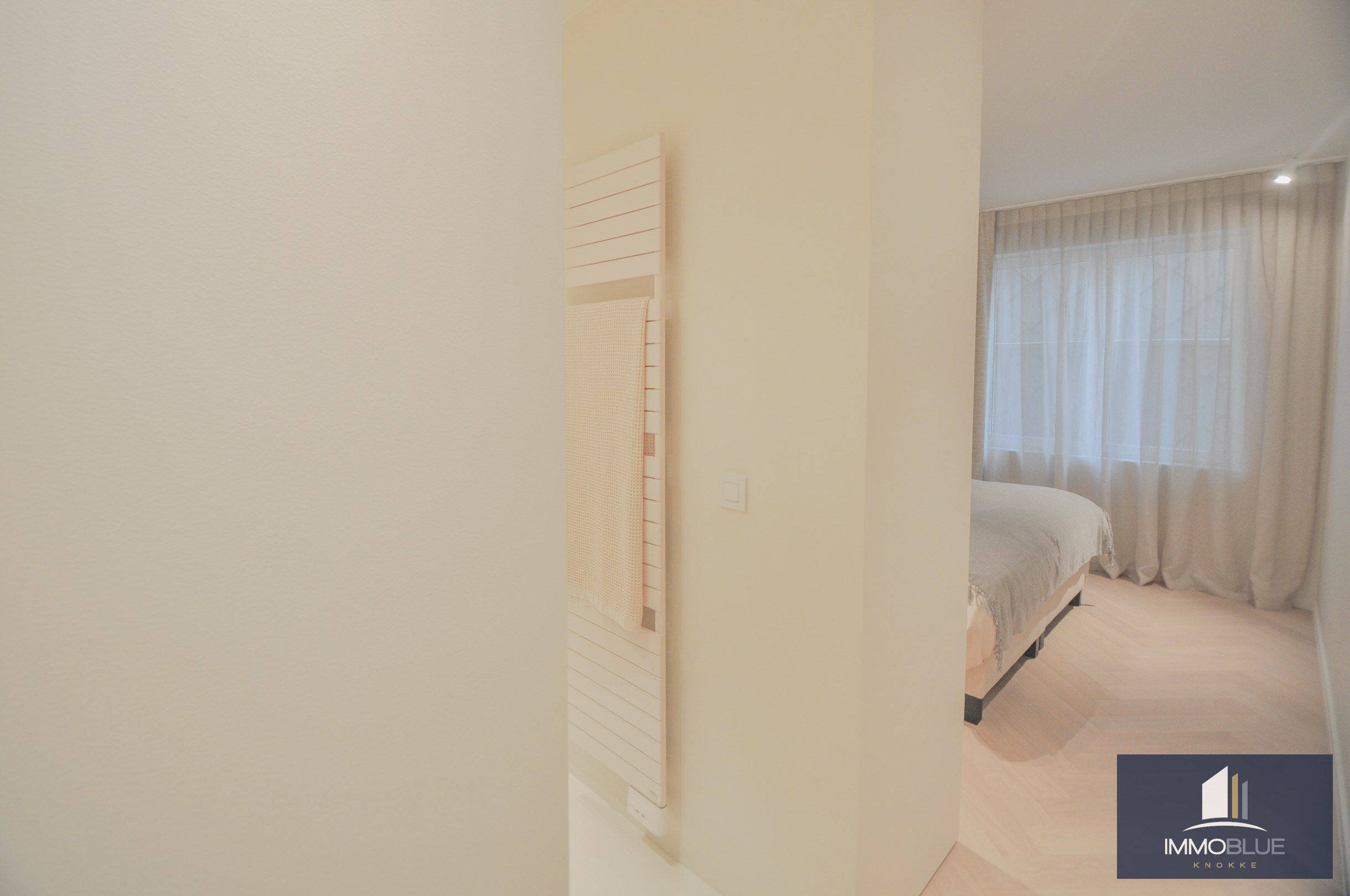 Uitzonderlijk ,tijdloos volledig gerenoveerd appartement met een open zicht . 