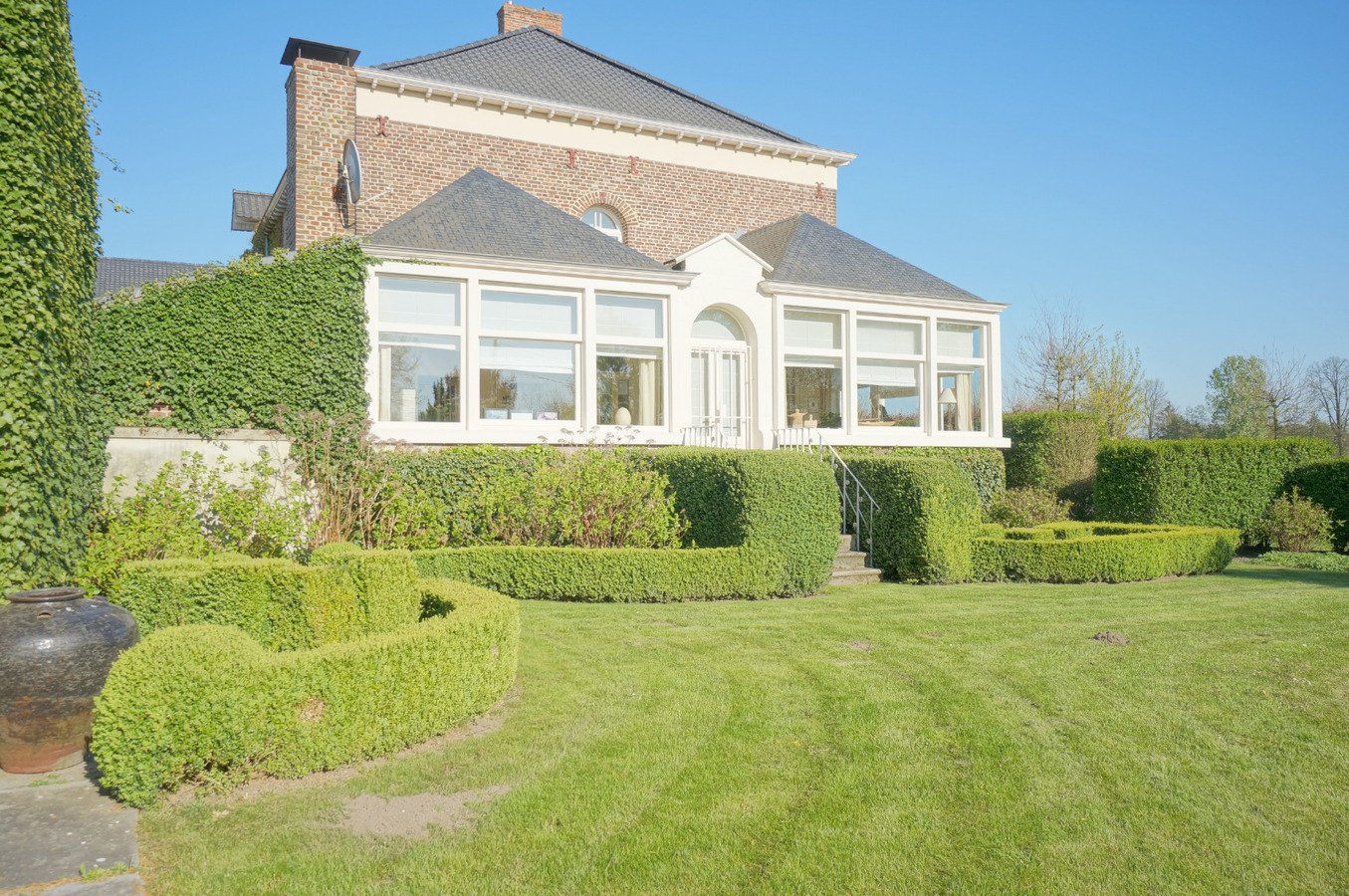 Domein met paardenstallen op ca. 7,5 ha te Maaseik 