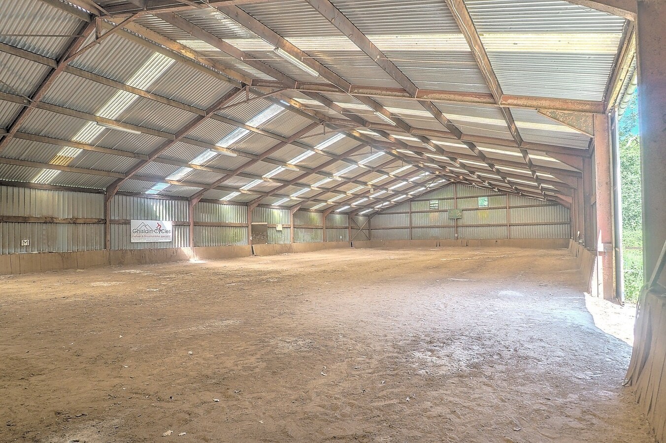 Equestrian center with great potential (and subsidies) on approximately 5.67 hectares in Heusden-Zolder. 