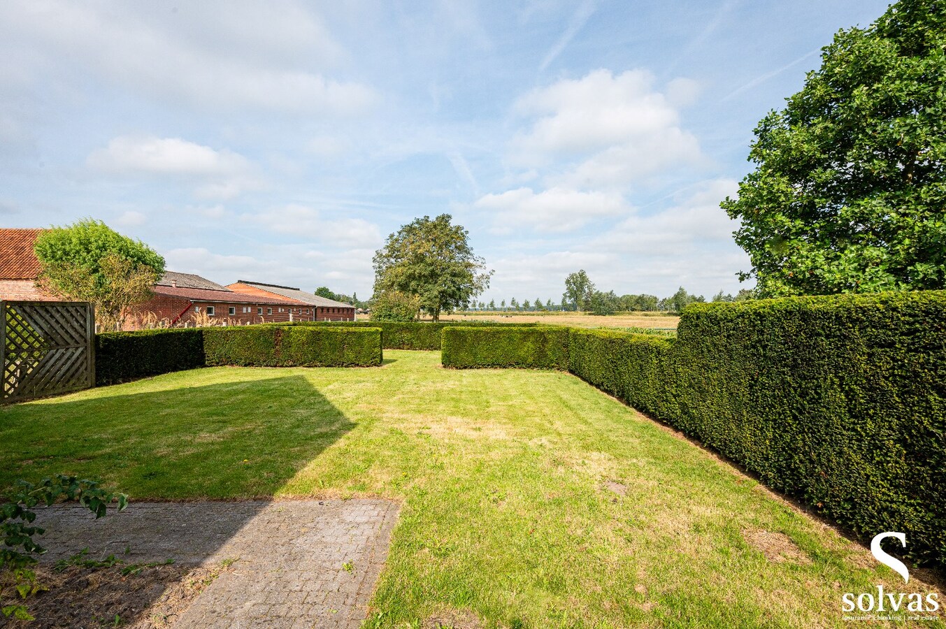 Alleenstaande woning met afzonderlijke ruime garage 