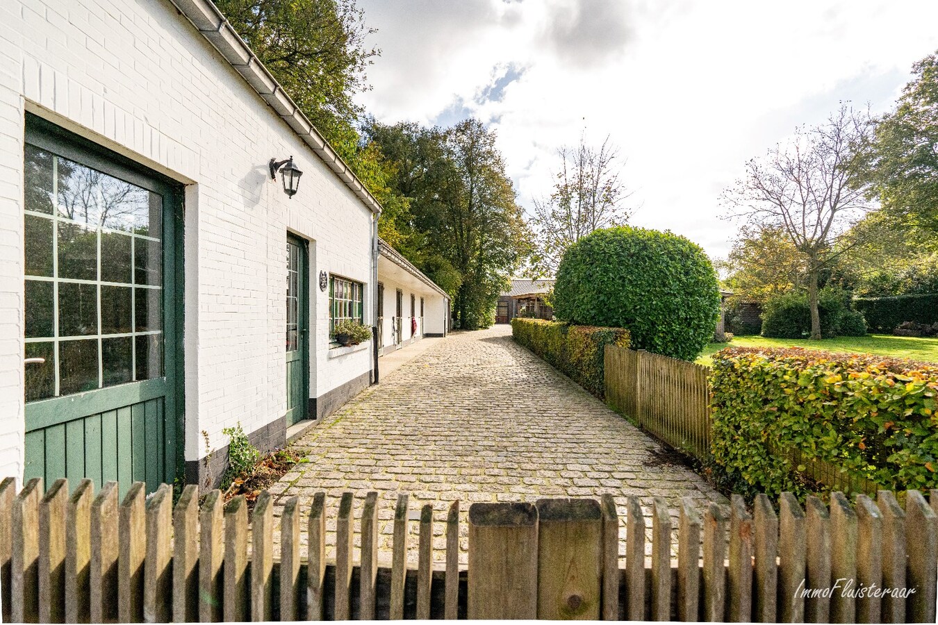 Unieke trainingsstal met prachtige villa op ca. 1 ha te Halle-Zoersel (Mogelijkheid tot aankoop extra weide) 