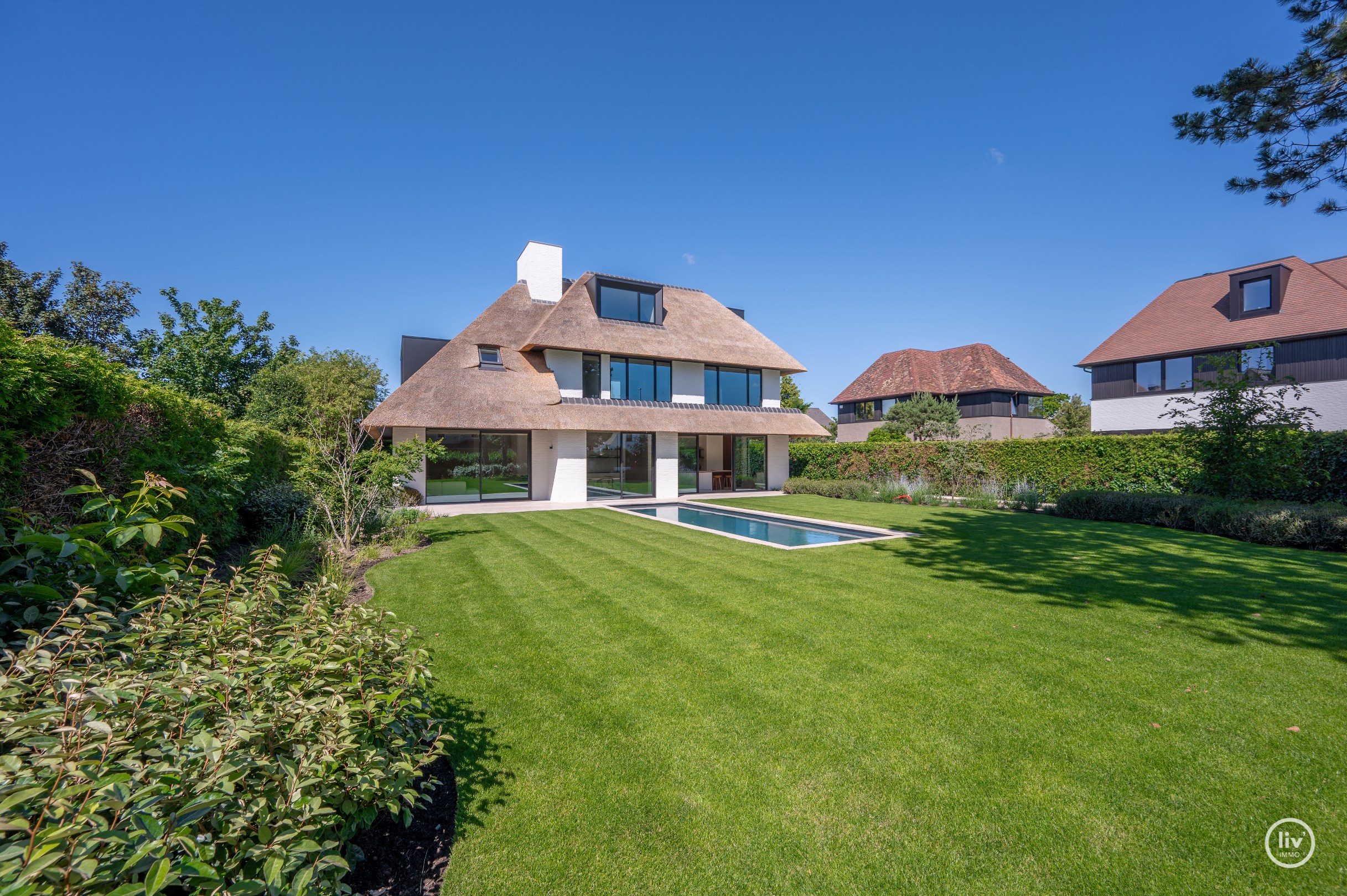 Journ&#233;e portes ouvertes samedi 4/07 de 14h &#224; 16h. Villa neuve exclusive avec piscine et jardin orient&#233; sud sur un grand terrain de 1.071m2. 