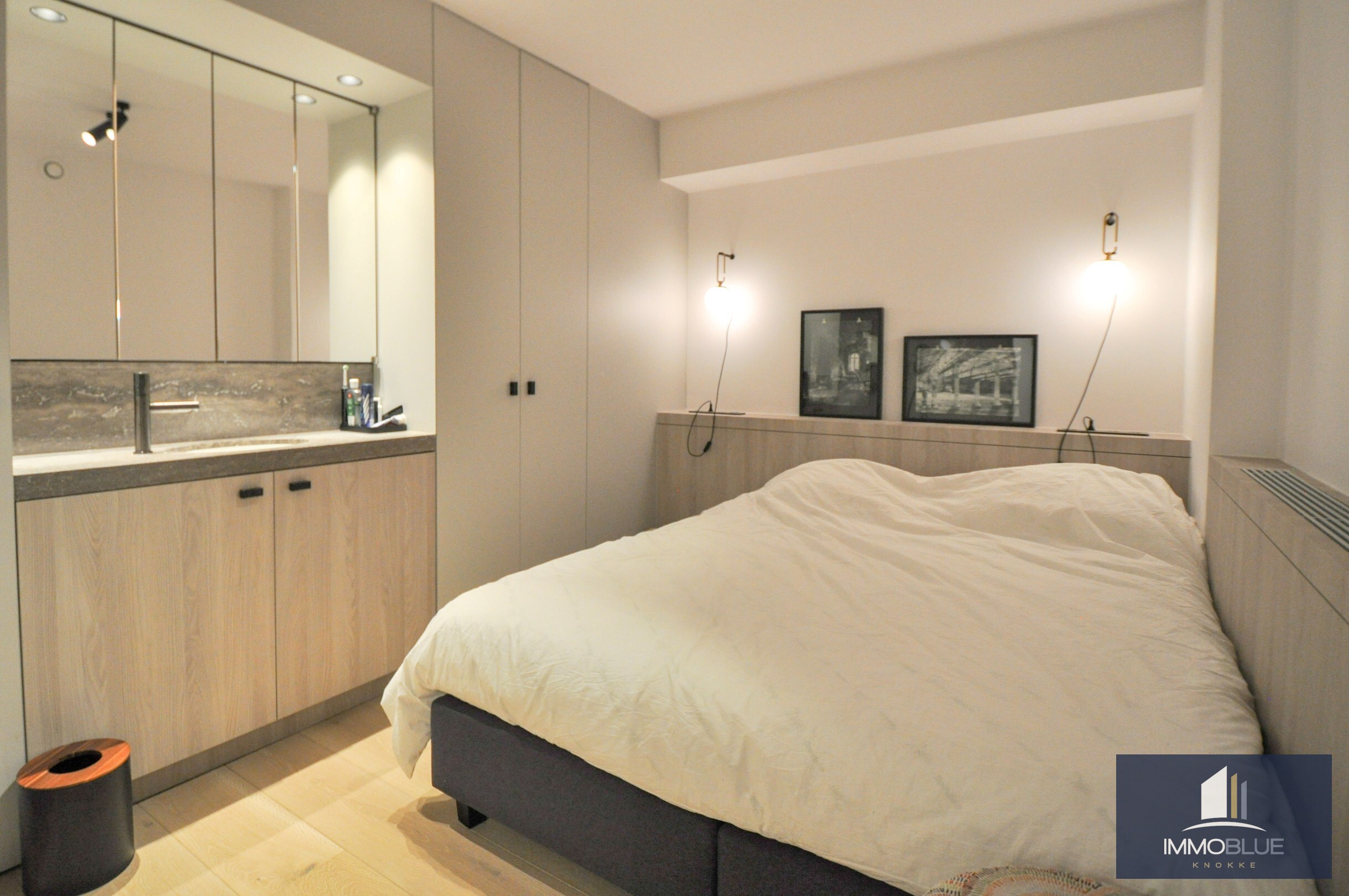Subliem volledig gerenoveerd appartement met mooi zijdelings zeezicht gelegen in het Zoute. 