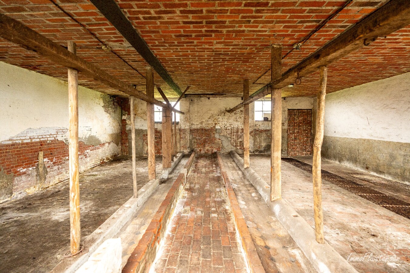 Karakteristieke hoeve met grote schuur op ca. 2 ha te Hoogstraten (Aankoop extra overliggend weiland van ca. 4 ha mogelijk) 